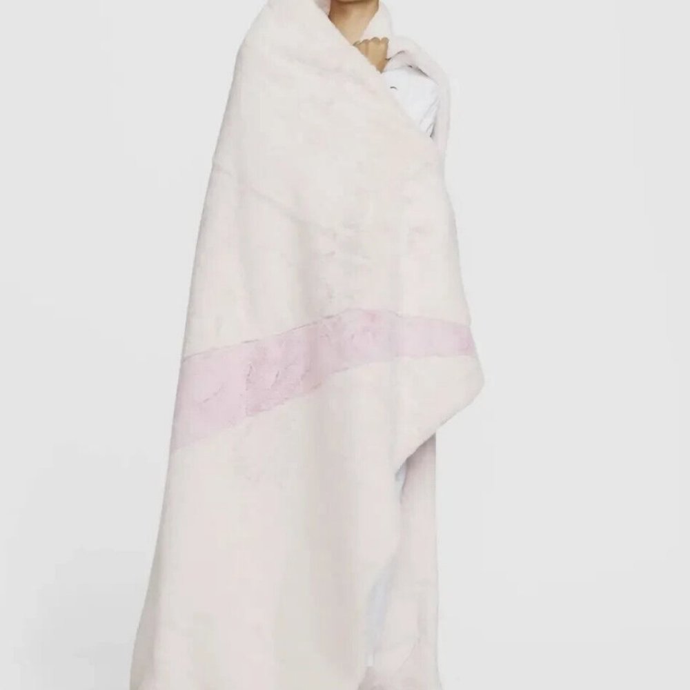 NIKE Plush Faux Fur Blanket Light Soft Pink / Pink Foam